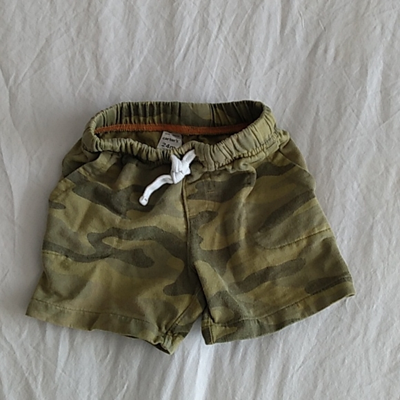 Boy's 2T mix and match shirts and camo short - Picture 2 of 6